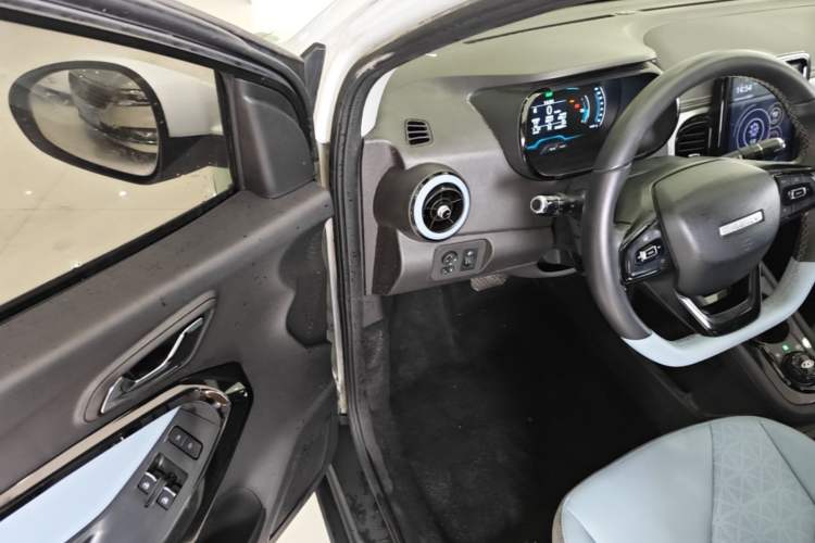 Used Chery QQ Little Ant 2022 Restyled Version Sweet Pink Edition Half-Sugar Version 30.6 kWh 30 kW 301 km Driver Seat