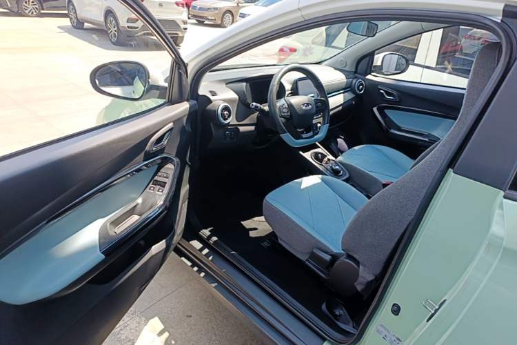 Used Chery QQ Little Ant 2022 Restyled Version Sweet Pink Edition Half-Sugar Version 28.8 kWh 30 kW 301 km Driver Seat
