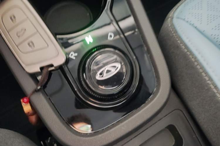 Used Chery QQ Little Ant 2022 Sweet Pink Edition Half-Sugar Version 3-Cell Lithium 30kW 301km Gear Lever