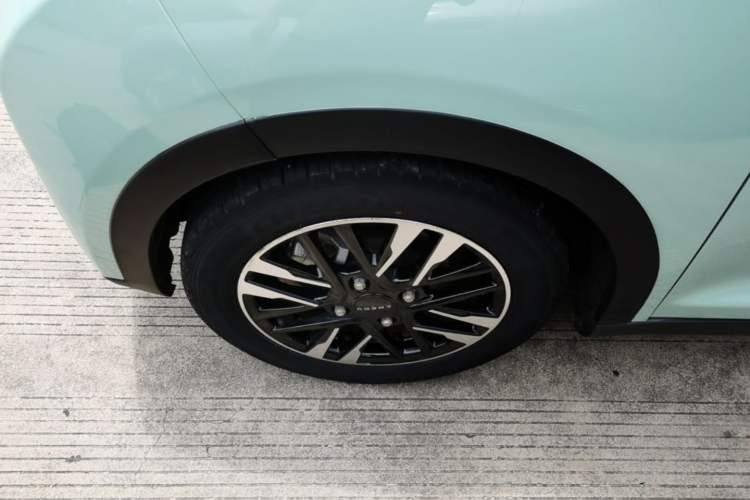 Used Chery QQ Little Ant 2022 Revised Version Sweet Pink Edition Half-Sugar Version Lithium Iron Phosphate 30.7 kWh 30 kW 301 km Left Front Wheel Hub