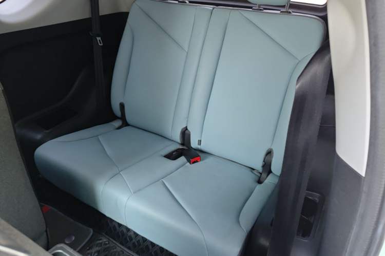 Used Chery QQ Little Ant 2022 Restyled Version Sweet Pink Edition Half-Sugar Version 30.6 kWh 30 kW 301 km Left Rear Seat