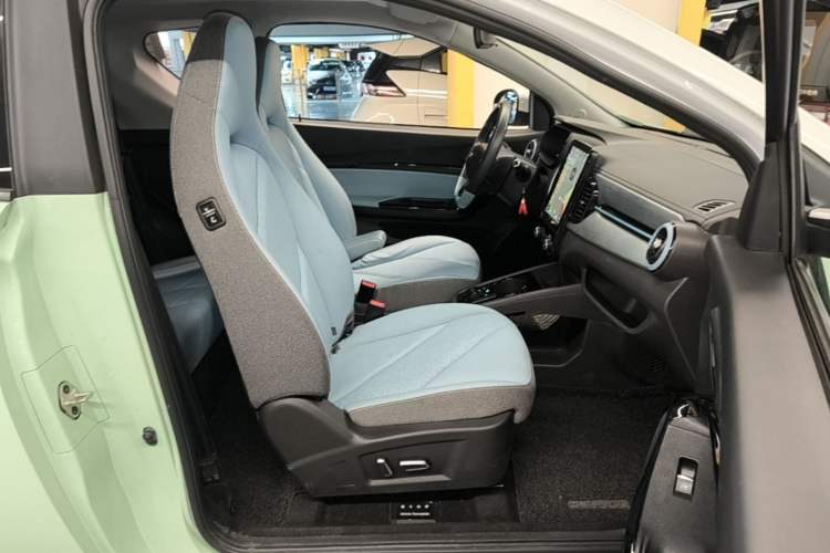 Used Chery QQ Little Ant 2022 Sweet Pink Edition Full-Sugar Version Lithium Iron Phosphate 30 kW 301 km Right Front Seat