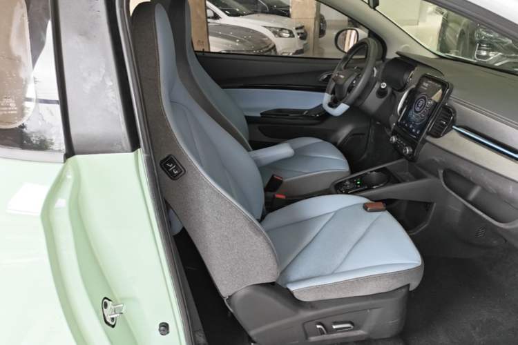 Used Chery QQ Little Ant 2022 Restyled Version Sweet Pink Edition Half-Sugar Version 30.6 kWh 30 kW 301 km Right Front Seat