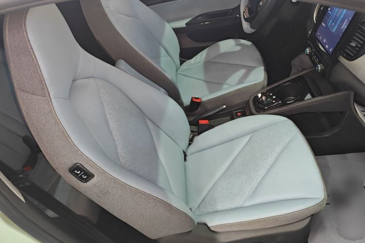 Used Chery QQ Little Ant 2022 Revised Version Sweet Pink Edition Low-Sugar Version 30.6 kWh 30 kW 301 km Right Front Seat