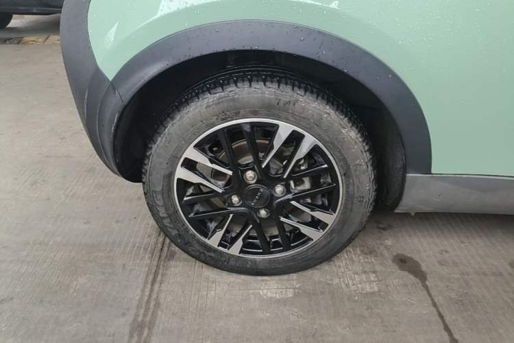Used Chery QQ Little Ant 2022 Revised Version Sweet Pink Edition Half-Sugar Version Lithium Iron Phosphate 30.7 kWh 30 kW 301 km Right Rear Wheel Hub
