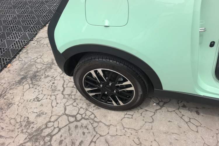 Used Chery QQ Little Ant 2022 Sweet Pink Edition Half-Sugar Version Lithium Iron Phosphate 30 kW 301 km Right Rear Wheel Hub