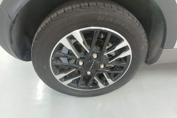 Used Chery QQ Little Ant 2022 Revised Version Sweet Pink Edition Half-Sugar Version Lithium Iron Phosphate 30.7 kWh 30 kW 301 km Right Rear Wheel Hub