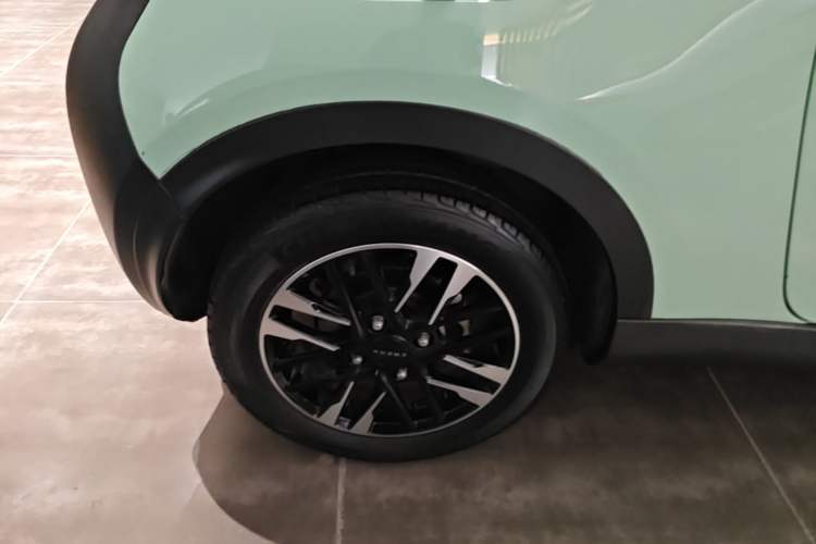 Used Chery QQ Little Ant 2022 Sweet Pink Edition Half-Sugar Version Lithium Iron Phosphate 30 kW 301 km Right Rear Wheel Hub