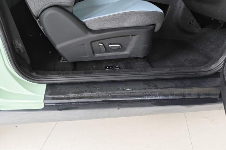 Used Chery QQ Little Ant 2022 Restyled Version Sweet Pink Edition Half-Sugar Version 30.6 kWh 30 kW 301 km Right Side Sill