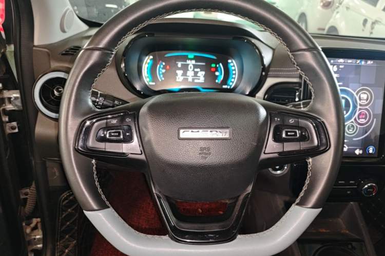 Used Chery QQ Little Ant 2022 Revised Version Sweet Pink Edition Half-Sugar Version Lithium Iron Phosphate 30.7 kWh 30 kW 301 km Steering Wheel