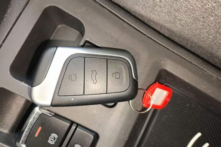Used Chery QQ Little Ant 2022 Revised Version Sweet Pink Edition Half-Sugar Version Lithium Iron Phosphate 30.7 kWh 30 kW 301 km Vehicle Key