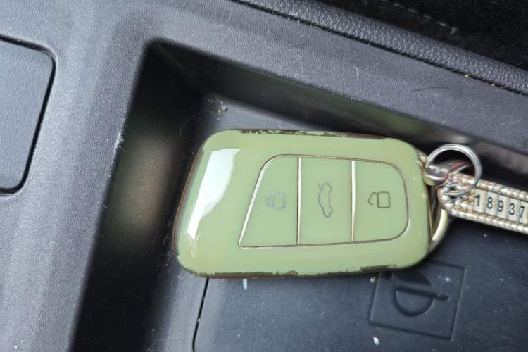Used Chery QQ Little Ant 2022 Restyled Version Sweet Pink Edition Half-Sugar Version 30.6 kWh 30 kW 301 km Vehicle Key