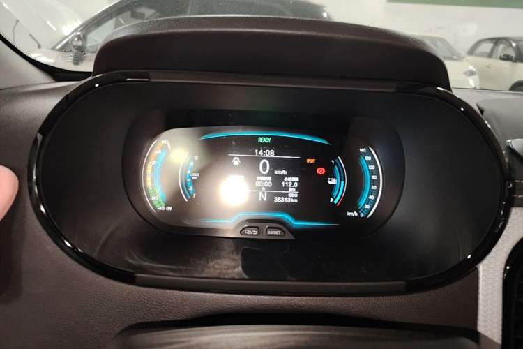Used Chery QQ Little Ant 2022 Revised Version Sweet Pink Edition Half-Sugar Version Lithium Iron Phosphate 30.7 kWh 30 kW 301 km Instrument Cluster