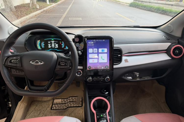 Used Chery QQ Little Ant 2022 Revised Version Sweet Pink Edition Half-Sugar Version Lithium Iron Phosphate 30.7 kWh 30 kW 301 km Interior 3