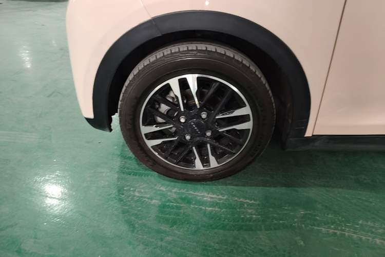 Used Chery QQ Little Ant 2022 Revised Version Sweet Pink Edition Half-Sugar Version Lithium Iron Phosphate 30.7 kWh 30 kW 301 km Left Front Wheel Hub