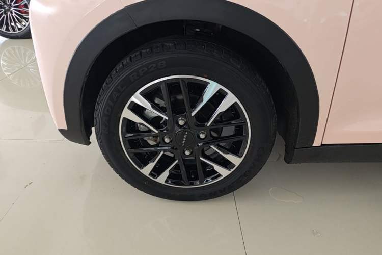 Used Chery QQ Little Ant 2022 Sweet Pink Edition Half-Sugar Version Lithium Iron Phosphate 29.2 kWh 30 kW 301 km Left Front Wheel Hub
