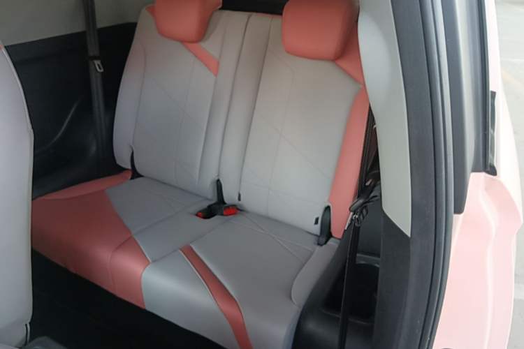 Used Chery QQ Little Ant 2022 Restyled Version Sweet Pink Edition Low-Sugar Version Lithium Iron Phosphate Battery 30.7 kWh 30 kW 301 km Left Rear Seat