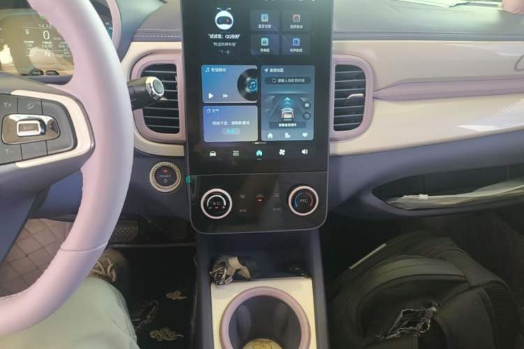 Used Chery QQ Little Ant 2022 Restyled Version Sweet Pink Edition Half-Sugar Version 30.6 kWh 30 kW 301 km Audio And AC Panel