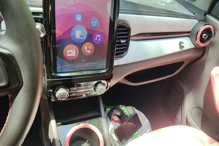 Used Chery QQ Little Ant 2022 Restyled Version Sweet Pink Edition Half-Sugar Version 30.6 kWh 30 kW 301 km Audio And AC Panel
