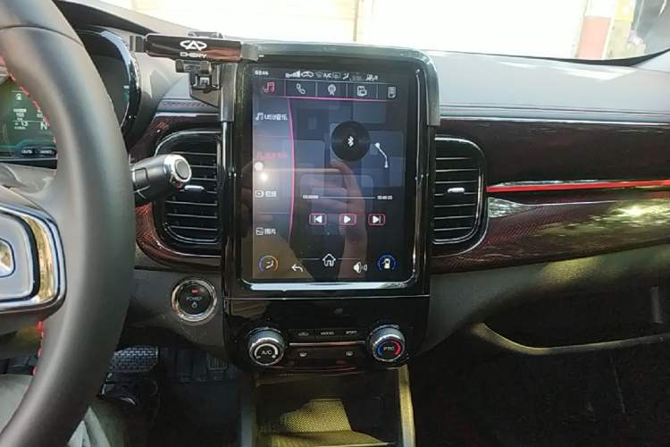 Used Chery QQ Little Ant 2022 Sweet Pink Edition Half-Sugar Version Lithium Iron Phosphate 30 kW 301 km Audio And AC Panel
