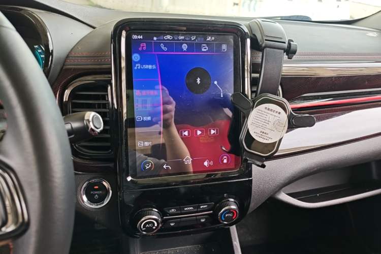 Used Chery QQ Little Ant 2022 Sweet Pink Edition Half-Sugar Version 3-Cell Lithium 30kW 301km Audio And AC Panel