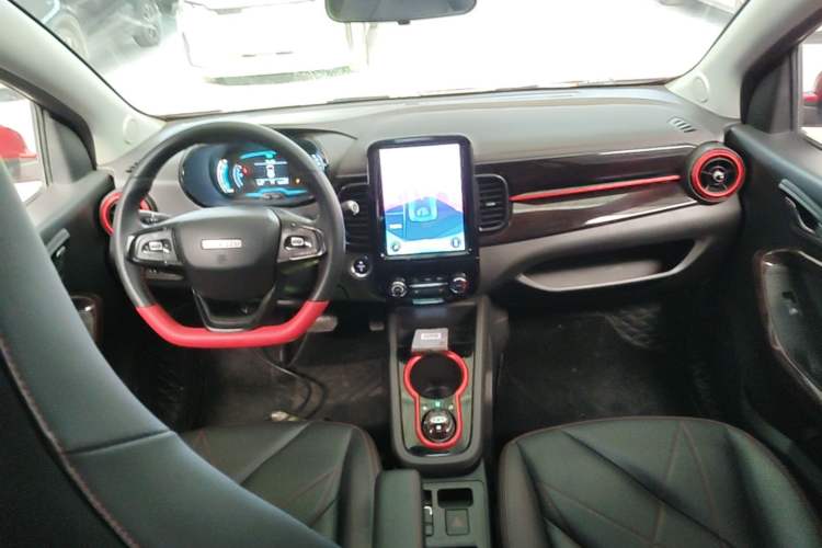 Used Chery QQ Little Ant 2022 Revised Version Sweet Pink Edition Half-Sugar Version Lithium Iron Phosphate 30.7 kWh 30 kW 301 km Center Console