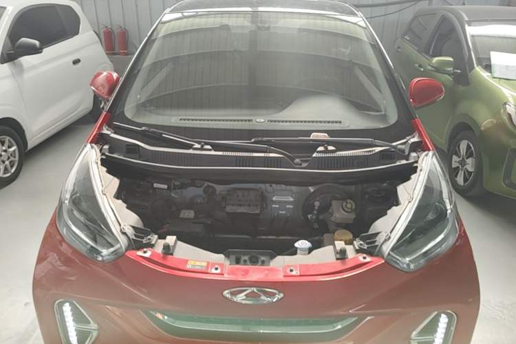 Used Chery QQ Little Ant 2022 Revised Version Sweet Pink Edition Half-Sugar Version Lithium Iron Phosphate 30.7 kWh 30 kW 301 km Engine Bay