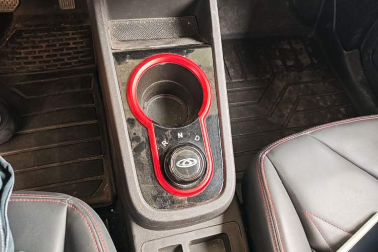 Used Chery QQ Little Ant 2022 Sweet Pink Edition Half-Sugar Version 3-Cell Lithium 30kW 301km Gear Lever