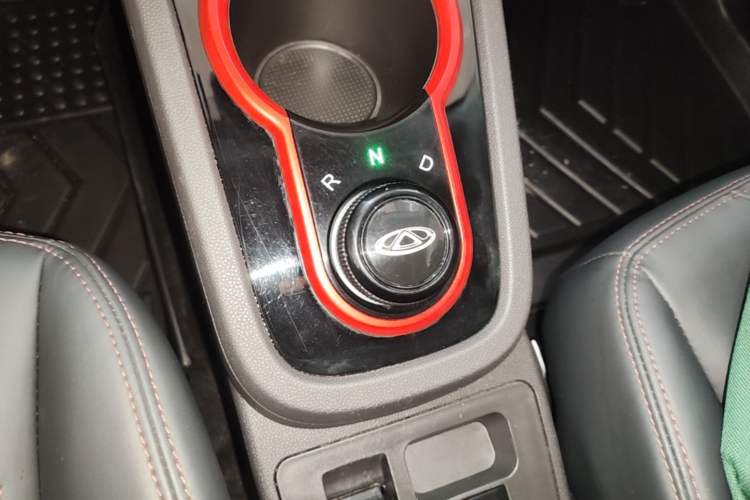 Used Chery QQ Little Ant 2022 Sweet Pink Edition Half-Sugar Version 3-Cell Lithium 30kW 408km Gear Lever