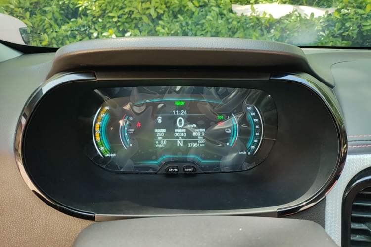 Used Chery QQ Little Ant 2022 Restyled Version Sweet Pink Edition Half-Sugar Version 30.6 kWh 30 kW 301 km Instrument Cluster