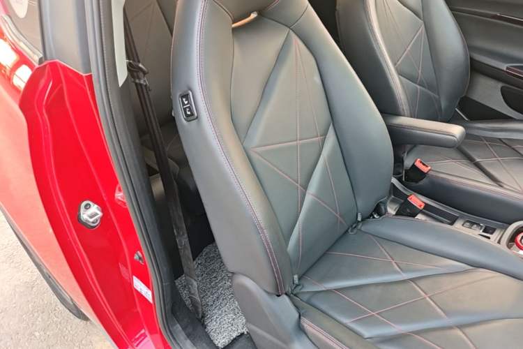Used Chery QQ Little Ant 2022 Sweet Pink Edition Half-Sugar Version 3-Cell Lithium 30kW 301km Right Front Seat