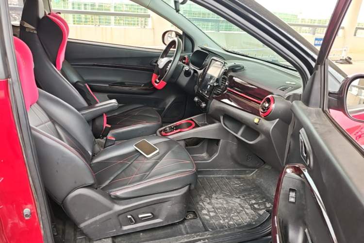 Used Chery QQ Little Ant 2022 Sweet Pink Edition Half-Sugar Version 3-Cell Lithium 30kW 301km Right Front Seat