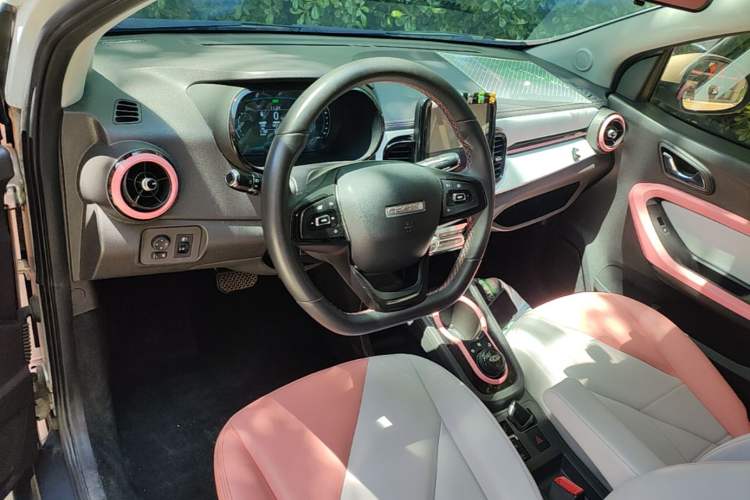 Used Chery QQ Little Ant 2022 Restyled Version Sweet Pink Edition Half-Sugar Version 30.6 kWh 30 kW 301 km Steering Wheel