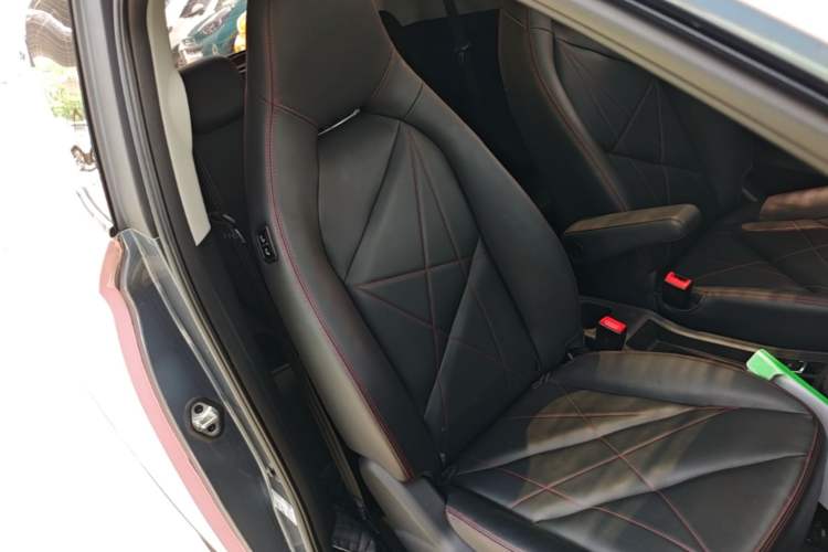 Used Chery QQ Little Ant 2022 Updated Version Sweet Pink Edition Full Sugar Version Lithium Iron Phosphate 30.7 kWh 30 kW 301 km Right Front Seat
