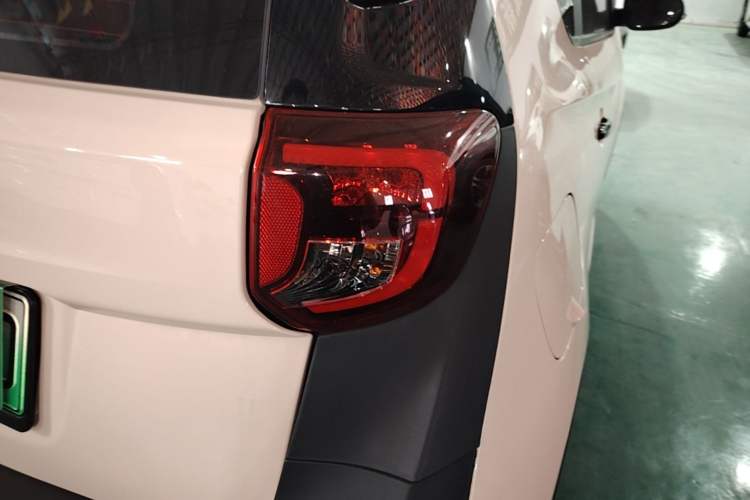 Used Chery QQ Little Ant 2022 Revised Version Sweet Pink Edition Half-Sugar Version Lithium Iron Phosphate 30.7 kWh 30 kW 301 km Right Rear Taillight