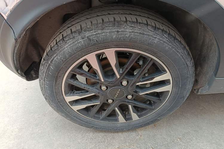 Used Chery QQ Little Ant 2022 Restyled Version Sweet Pink Edition Half-Sugar Version 30.6 kWh 30 kW 301 km Right Rear Wheel Hub