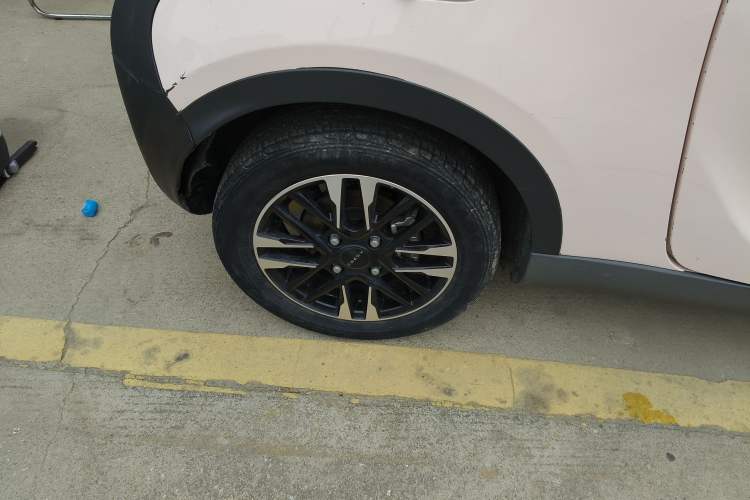 Used Chery QQ Little Ant 2022 Revised Version Sweet Pink Edition Half-Sugar Version Lithium Iron Phosphate 30.7 kWh 30 kW 301 km Right Rear Wheel Hub
