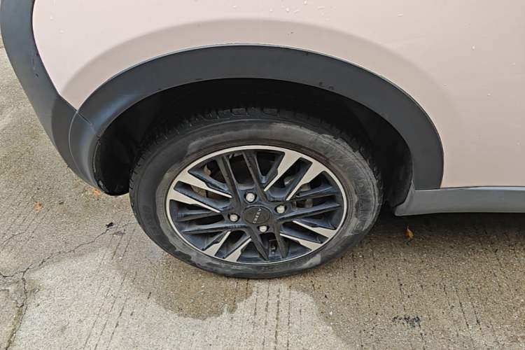 Used Chery QQ Little Ant 2022 Restyled Version Sweet Pink Edition Half-Sugar Version 30.6 kWh 30 kW 301 km Right Rear Wheel Hub