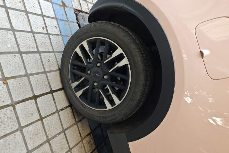 Used Chery QQ Little Ant 2022 Sweet Pink Edition Half-Sugar Version 3-Cell Lithium 30kW 301km Right Rear Wheel Hub