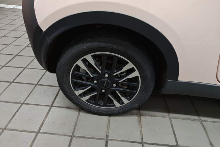 Used Chery QQ Little Ant 2022 Revised Version Sweet Pink Edition Half-Sugar Version Lithium Iron Phosphate 30.7 kWh 30 kW 301 km Right Rear Wheel Hub