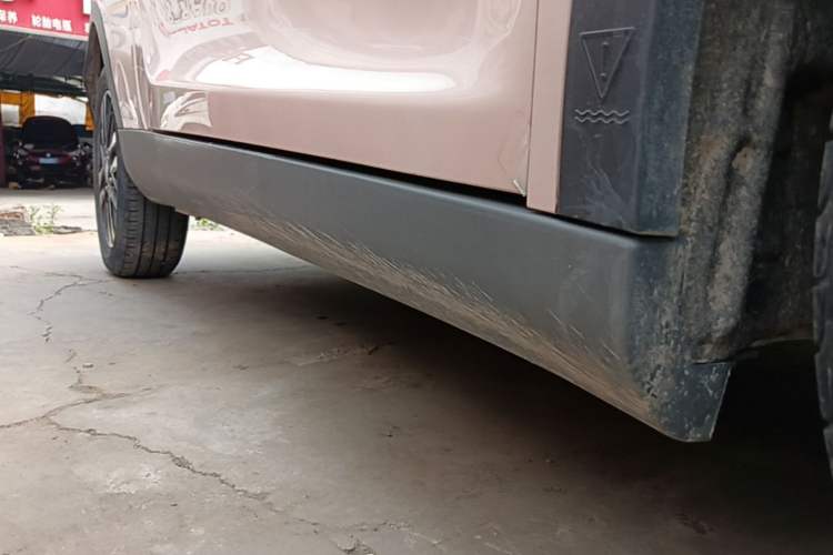 Used Chery QQ Little Ant 2022 Restyled Version Sweet Pink Edition Half-Sugar Version 30.6 kWh 30 kW 301 km Right Side Sill