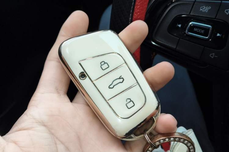 Used Chery QQ Little Ant 2022 Revised Version Sweet Pink Edition Half-Sugar Version Lithium Iron Phosphate 30.7 kWh 30 kW 301 km Vehicle Key
