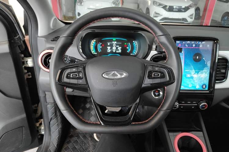 Used Chery QQ Little Ant 2022 Sweet Pink Edition Half-Sugar Version Lithium Iron Phosphate 29.2 kWh 30 kW 301 km Steering Wheel