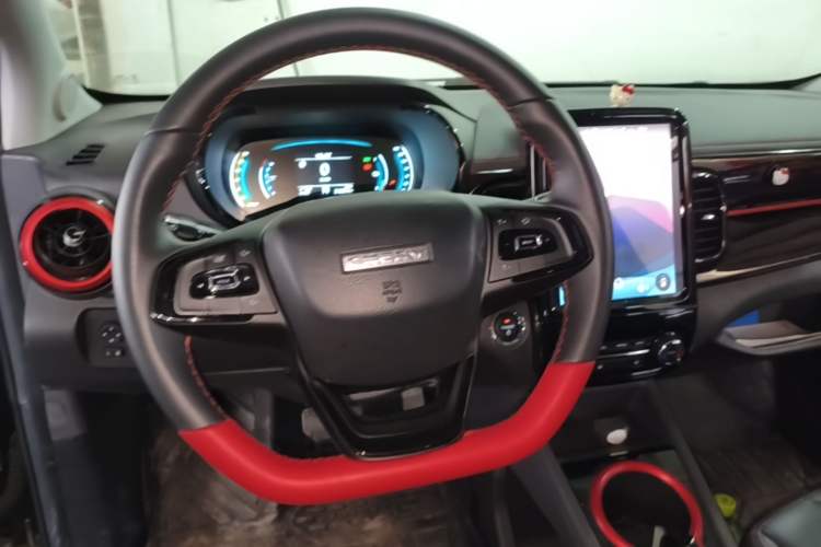 Used Chery QQ Little Ant 2022 Updated Version Sweet Pink Edition Full Sugar Version Lithium Iron Phosphate 30.7 kWh 30 kW 301 km Steering Wheel