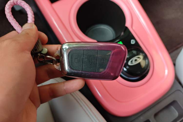 Used Chery QQ Little Ant 2022 Sweet Pink Edition Half-Sugar Version 3-Cell Lithium 30kW 301km Vehicle Key