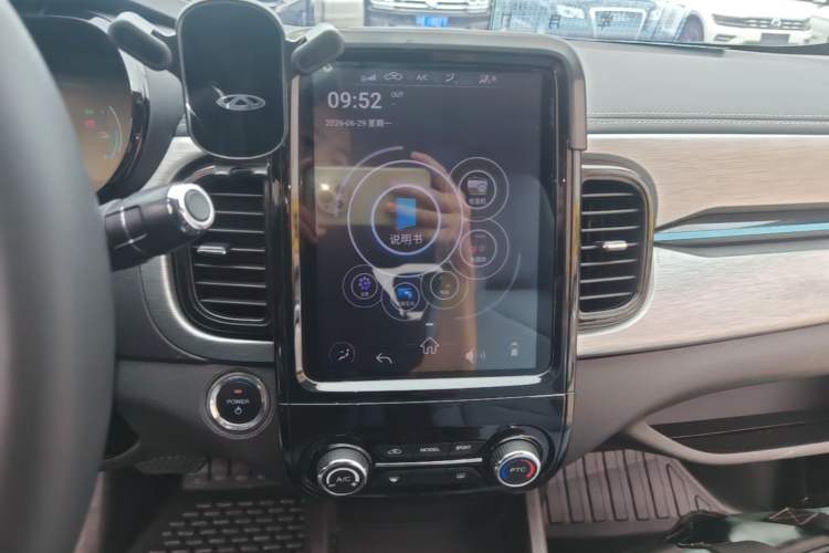 Used Chery QQ Little Ant 2022 Revised Version Sweet Pink Edition Half-Sugar Version Lithium Iron Phosphate 30.7 kWh 30 kW 301 km Audio And AC Panel