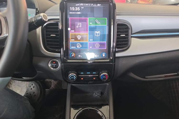 Used Chery QQ Little Ant 2022 Revised Version Sweet Pink Edition Half-Sugar Version Lithium Iron Phosphate 30.7 kWh 30 kW 301 km Audio And AC Panel