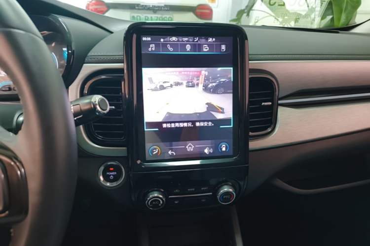 Used Chery QQ Little Ant 2022 Restyled Version Sweet Pink Edition Half-Sugar Version 28.8 kWh 30 kW 301 km Audio And AC Panel