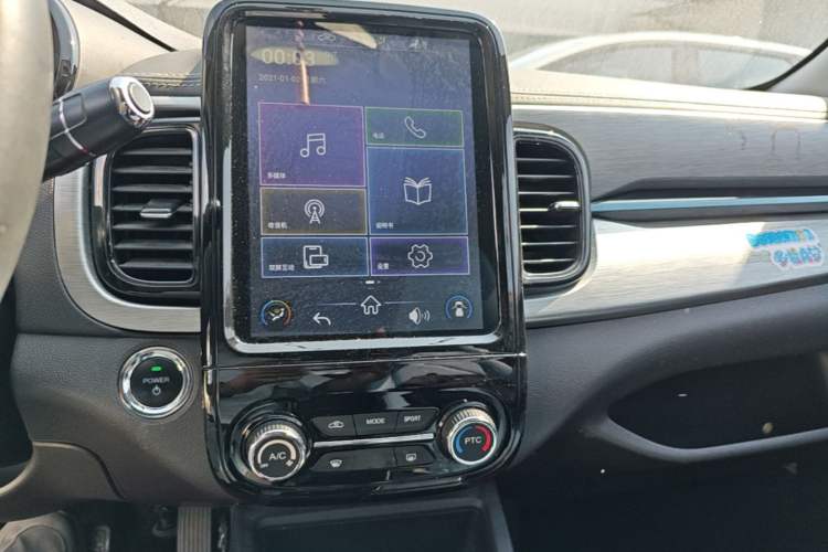 Used Chery QQ Little Ant 2022 Restyled Version Sweet Pink Edition Half-Sugar Version 30.6 kWh 30 kW 301 km Audio And AC Panel