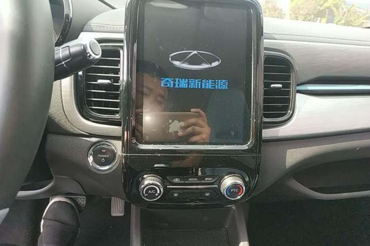Used Chery QQ Little Ant 2022 Sweet Pink Edition Half-Sugar Version 3-Cell Lithium 30kW 301km Audio And AC Panel